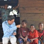 Mr. Park Jibae tengah berinteraksi dengan anak – anak Papua – Suryapapua/IST