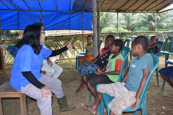 Pihak perusahaan sedang memberikan games edukatif kepada anak – anak yang hadir di kegiatan komunikasi bulanan – Surya Papua/IST 