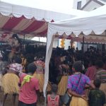 Masyarakat dari sejumlah kampung sedang bermain si’i selama semalam suntuk- Surya Papua/Frans Kobun