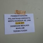 Tulisan yang ditempel di salah satu dinding di Swiss belhotel, terkait penundaan waktu pelantikan – Surya Papua/Frans Kobun