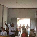 Bupati Merauke, Romanus Mbaraka didampingi Wakilnya, H. Riduwan sedang memberikan arahan kepada masyarakat di Distrik Okaba beberapa waktu lalu – Surya Papua/Frans Kobun