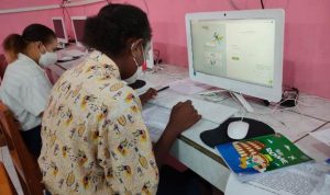 Siswa-siswi di SMPN Buti sedang serius mengikuti pembelajaran digital jelajah – Surya Papua/IST