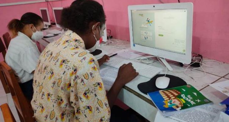 Siswa-siswi di SMPN Buti sedang serius mengikuti pembelajaran digital jelajah – Surya Papua/IST