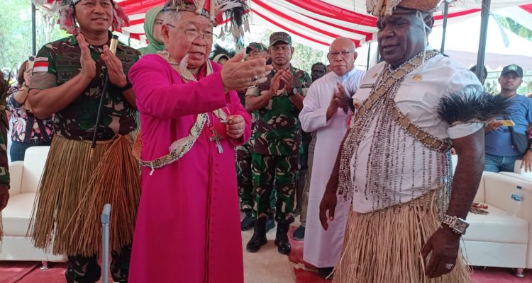 Uskup Agung Merauke, Mgr. Petrus Canisius Mandagi, MSC saat bersama Bupati Merauke dan Danrem 174/ATW- Surya Papua/Frans Kobun