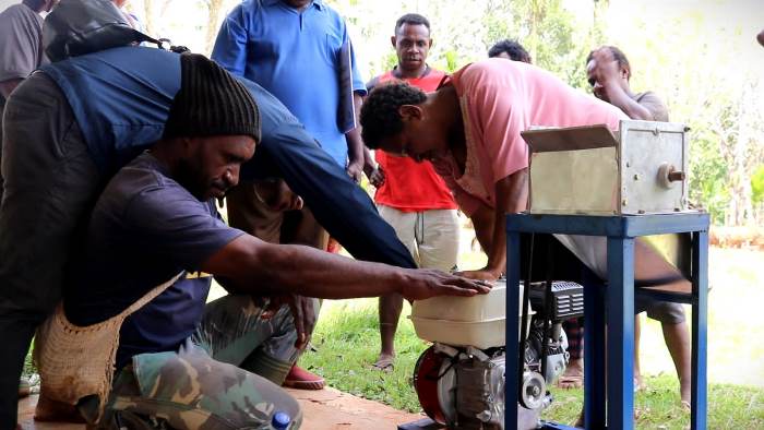 Bantuan 1 unit mesin sagu untuk kelompok tani di Kampung Subur- Surya Papua/IST