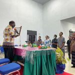 Ketua LMA Kabupaten Mappi sedang mengukuhkan pengurus IKF Kabupaten Mappi – Surya Papua/IST