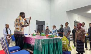 Ketua LMA Kabupaten Mappi sedang mengukuhkan pengurus IKF Kabupaten Mappi – Surya Papua/IST