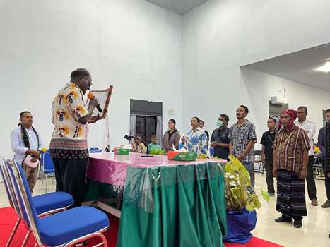 Ketua LMA Kabupaten Mappi sedang mengukuhkan pengurus IKF Kabupaten Mappi – Surya Papua/IST