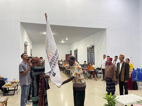 Penyerahan Bendera Flobamora oleh Ketua LMA Kabupaten Mappi – Surya Papua/IST