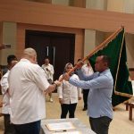 Penyerahan plakat oleh Ketua KADIN Provinsi Papua, Ronald Antonio kepada Ketua KADIN Kabupaten Merauke, Juliant Charlres Gomar – Surya Papua/Frans Kobun