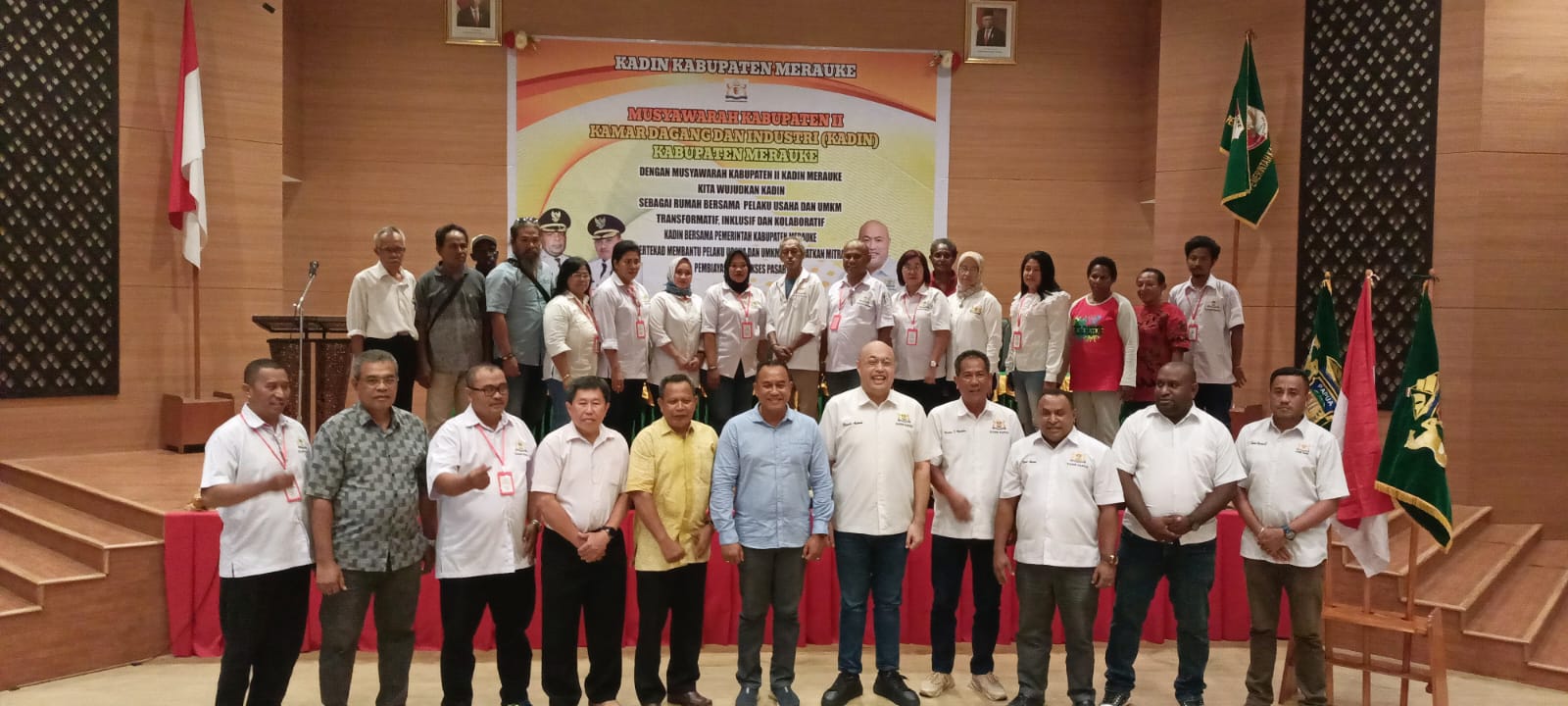 Foto bersama pengurus KADIS Kabuparen Merauke bersama Ketua KADIN Provinsi Papua – Surya Papua/Frans Kobun