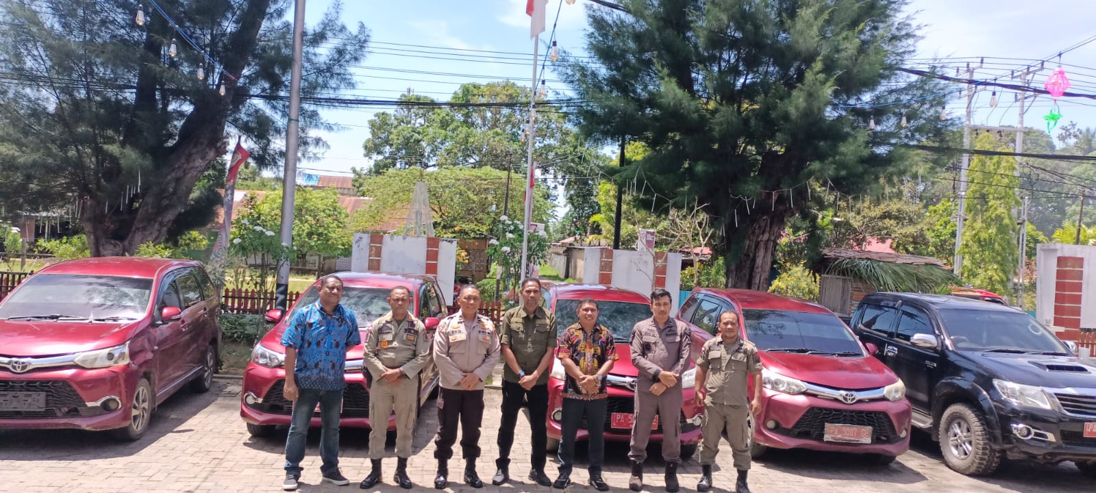 Tim gabungan sedang foto bersama di halaman Kantor Badan Keuangan dan aset Daerah Kabupaten Merauke – Surya Papua/Frans Kobun