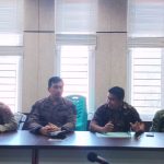 Tim sedang memberikan keterangan pers kepada wartawan di ruangan pertemuan BPKAD Kabupaten Merauke – Surya Papua/Frans Kobun