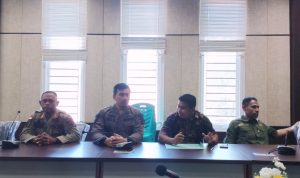 Tim sedang memberikan keterangan pers kepada wartawan di ruangan pertemuan BPKAD Kabupaten Merauke – Surya Papua/Frans Kobun