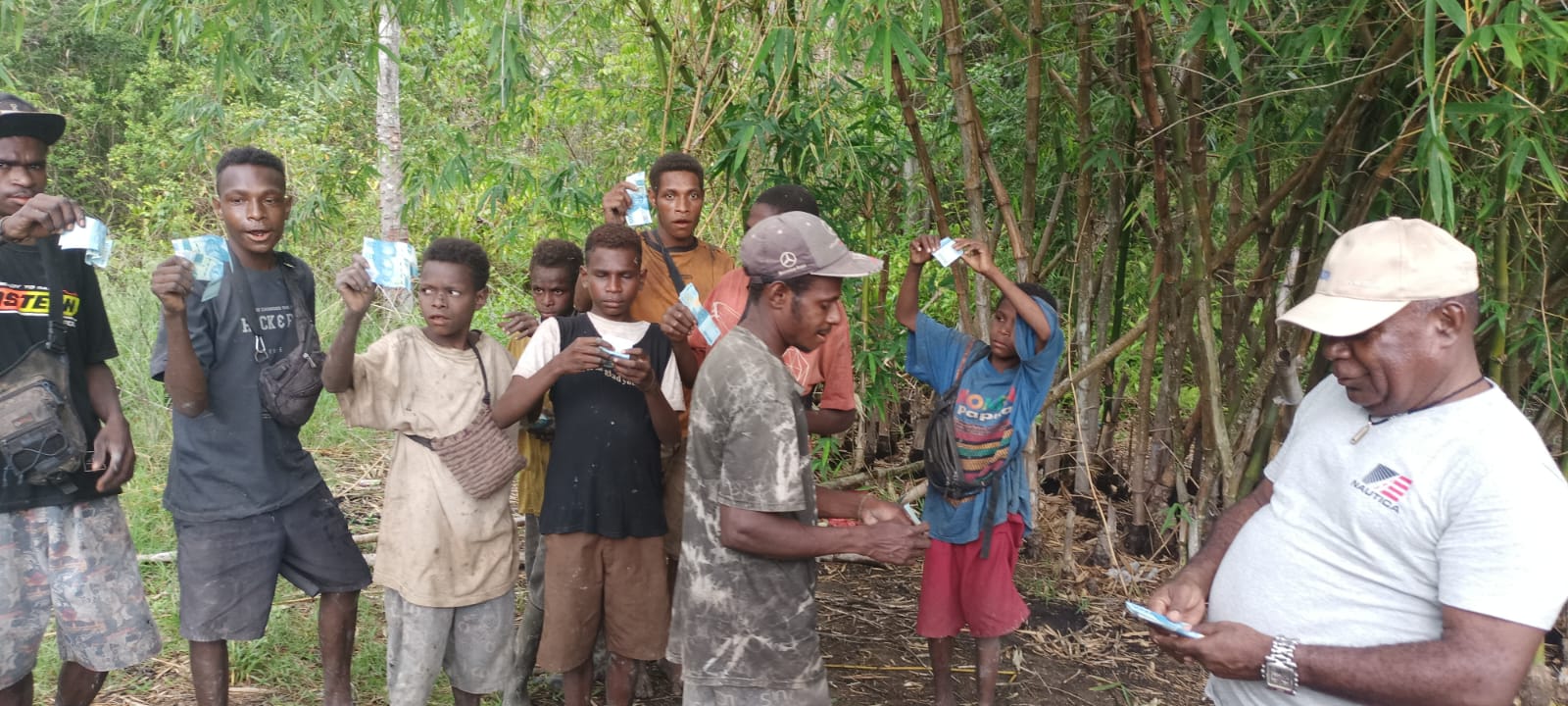 Bupati Merauke, Romanus Mbaraka foto bersama anak-anak di Kampung Tomer, Distrik Naukenueray – Surya Papua/Frans Kobun