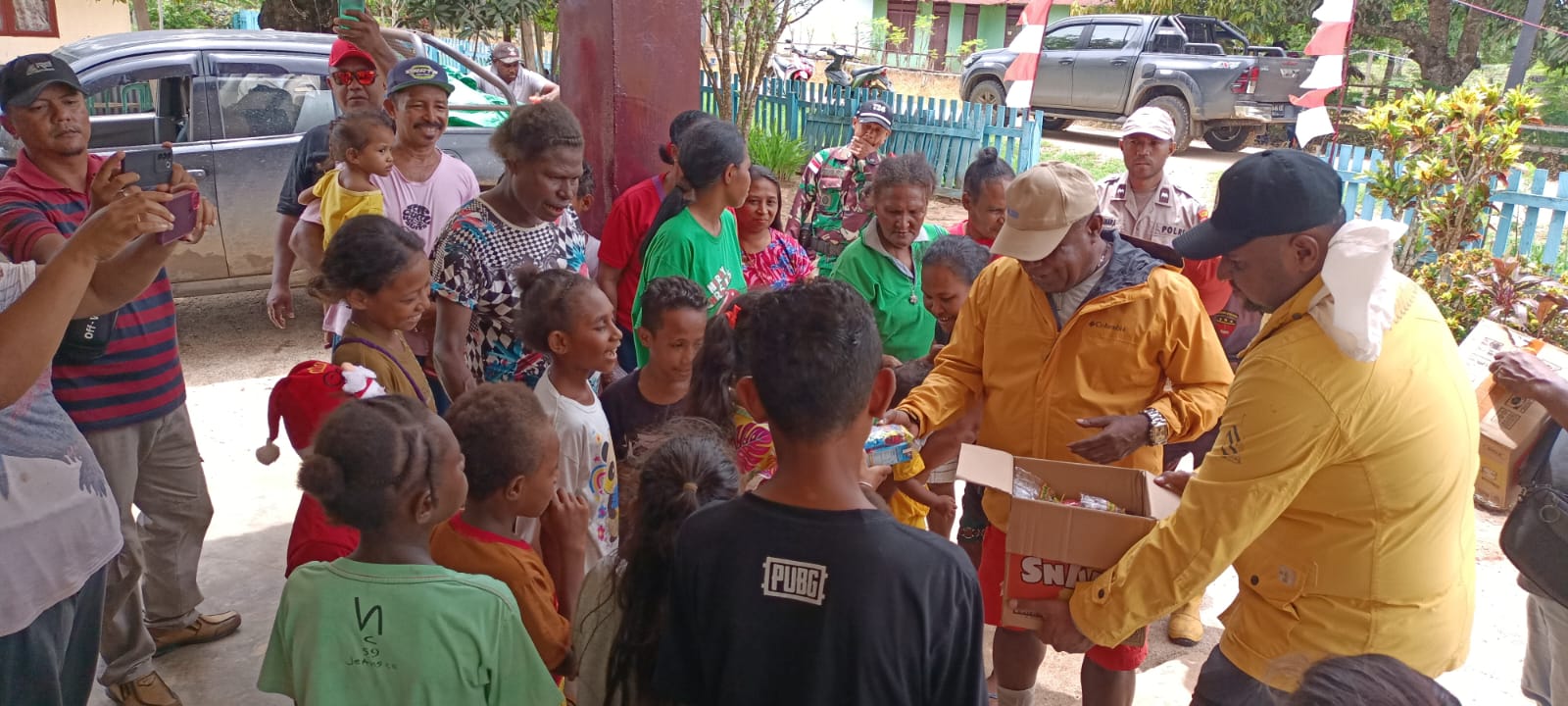 Perwakilan dari gereja sedang menerima bingkisan Natal yang diserahkan langsung Bupati Merauke, Romanus Mbaraka – Surya Papua/Frans Kobun