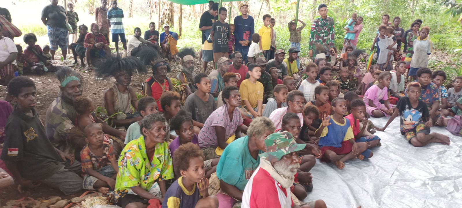 Masyarakat sedang mengikuti dan atau mendengar arahan Bupati Merauke, Romanus Mbaraka – Surya Papua/Frans Kobun