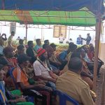 Bupati Merauke, Romanus Mbaraka sedang memberikan arahan kepada masyarakat dari 17 marga di Dusun Maam, Kampung Nakias, Distrik Ngguti – Surya Papua/Frans Kobun