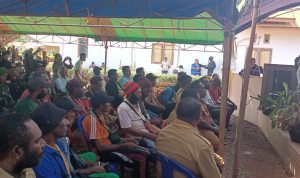 Bupati Merauke, Romanus Mbaraka sedang memberikan arahan kepada masyarakat dari 17 marga di Dusun Maam, Kampung Nakias, Distrik Ngguti – Surya Papua/Frans Kobun