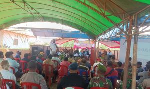 Ratusan masyarakat yang menghadiri pertemuan bersama Bupati Merauke, Romanus Mbaraka – Surya Papua/Frans Kobun