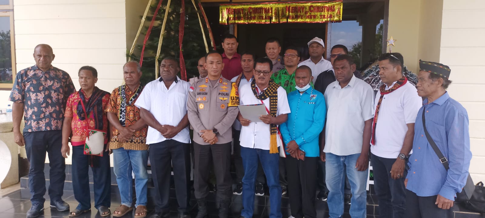 Foto bersama Kapolres Merauke, AKBP Sandi Sultan serta beberapa Intelektual Marind – Surya Papua/Frans Kobun