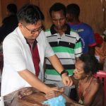 Pelayanan kesehatan yang dilakukan dr. Firman kepada salah satu masyarakat Papua – Surya Papua/IST