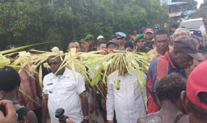 Bupati-Wakil Bupati Merauke, Romanus Mbaraka-H. iduwan saat disambut ratusan masyarakat dari kampung-kampung di Distrik Okaba – Surya Papua/Frans Kobun