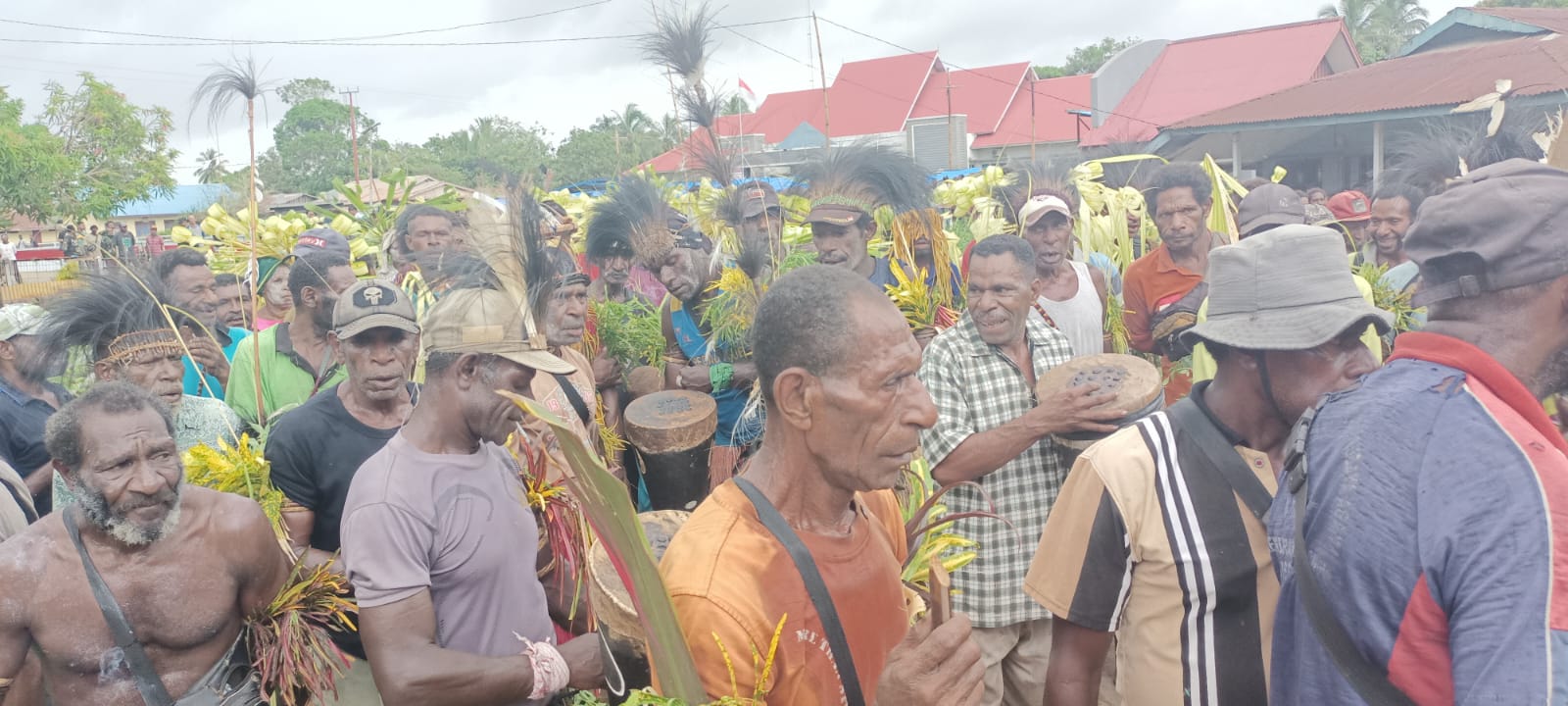 Ratusan masyarakat di Distrik Okaba saat menyambut kedatangan Bupati-Wakil Bupati Merauke, Romanus Mbaraka-H. Riduwan – Surya Papua/Frans Kobun