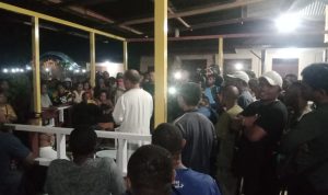 Ratusan umat Katolik sedang mendengar penjelasan langsung dari Pastor Christofel F. Andreas, MSC – Surya Papua/IST