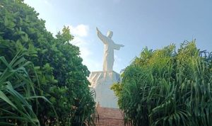 Tampak dari samping, Patung Kristus Raja di tengah Pulau Habe Kampung Wambi, Distrik Okaba, Kabupaten Merauke – Surya Papua/Frans Kobun