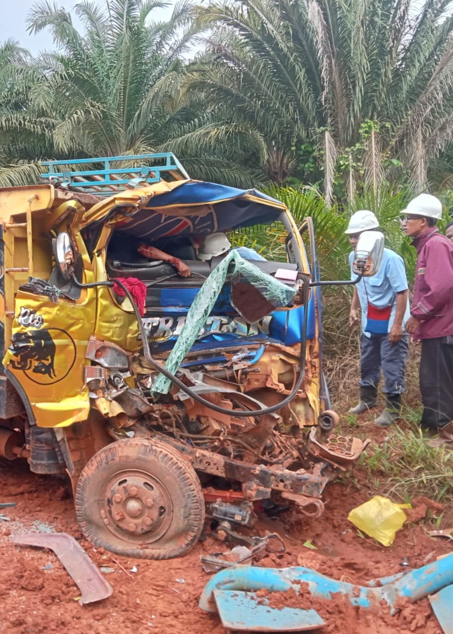 Truk mengalami rusak parah setelah terjadi tabrakan kemarin – Surya Papua/IST