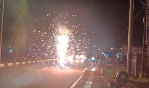 Petasan yang dilepas di tengah jalan di seputaran Mandala – Surya Papua/Frans Kobun