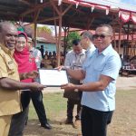 Bupati Merauke, Romanus Mbaraka sedang menyerakan piagam penghargaan kepada John Retob mewakili pimpinan TSE Group – Surya Papua/Frans Kobun