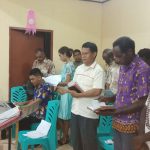Koor KBK Santo Yoseph pada malam pergantian tahun di Gereja Katolik santa Theresia Buti – Surya Papua/Frans Kobun