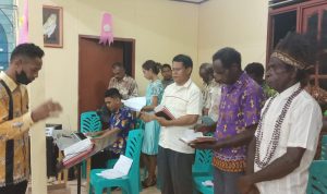 Koor KBK Santo Yoseph pada malam pergantian tahun di Gereja Katolik santa Theresia Buti – Surya Papua/Frans Kobun