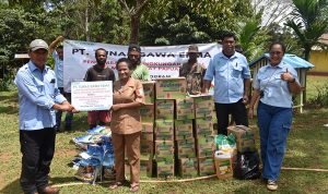 Theresia Kinimiarop, Kepala Kampung Miri menerima secara langsung Bahan Pokok Makanan yang diberikan oleh pihak perusahaan – Surya Papua/IST