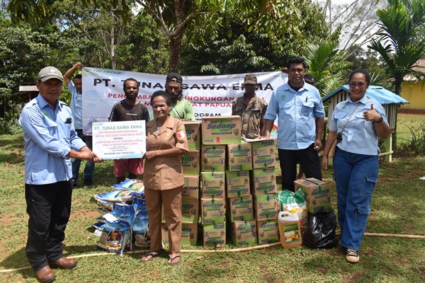 Theresia Kinimiarop, Kepala Kampung Miri menerima secara langsung Bahan Pokok Makanan yang diberikan oleh pihak perusahaan – Surya Papua/IST