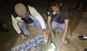 Botol vit kemasan yang diiisi sopi saat diamankan tim gabungan ketika dilakukan operasi di sejumlah titik semalam – Surya Papua/IST