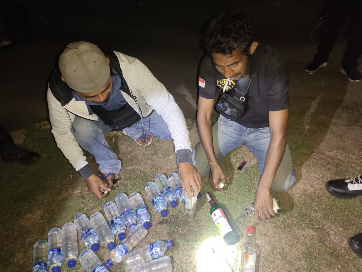 Botol vit kemasan yang diiisi sopi saat diamankan tim gabungan ketika dilakukan operasi di sejumlah titik semalam – Surya Papua/IST