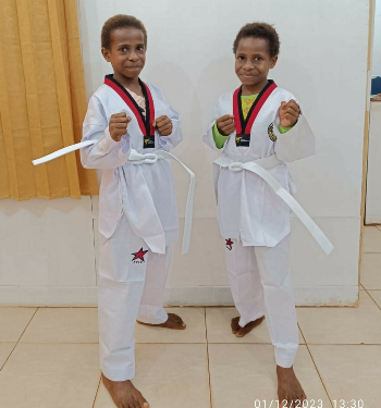 Dua orang anak Papua yang mengikuti pelatihan taekwondo – Surya Papua/IST