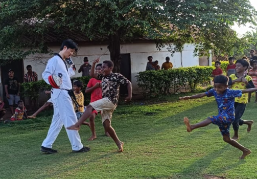 Pelatihan taekwondo yang diikuti oleh sejumlah anak – anak di Main Camp PT. DP, Distrik Ulilin, Kabupaten Merauke – Surya Papua/IST