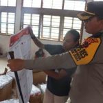 Kapolres Merauke, AKBP I Ketut Suarnaya sedang membuka dan melihat salah satu surat suara – Surya Papua/Frans Kobun