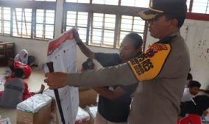 Kapolres Merauke, AKBP I Ketut Suarnaya sedang membuka dan melihat salah satu surat suara – Surya Papua/Frans Kobun