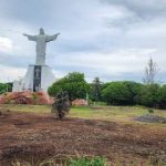 Area sekitar Patung Kristus Raja di Pulau Habe yang telah dibersihkan – Surya Papua/IST