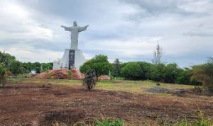 Area sekitar Patung Kristus Raja di Pulau Habe yang telah dibersihkan – Surya Papua/IST