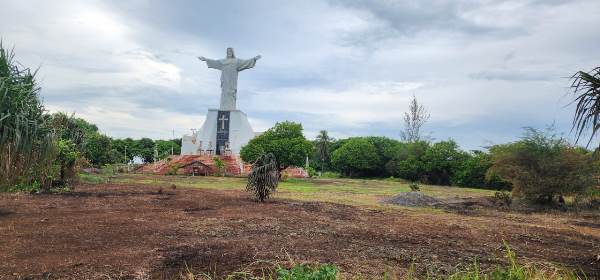 Area sekitar Patung Kristus Raja di Pulau Habe yang telah dibersihkan – Surya Papua/IST