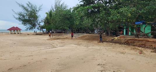 Pantai di sekitar Pulau Habe juga ikut dibersihkan masyarakat – Surya Papua/IST