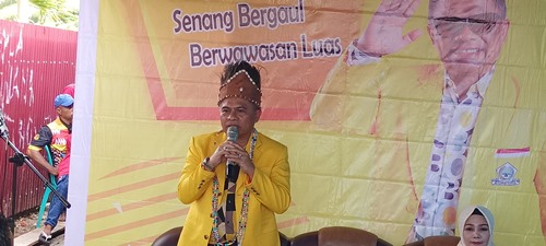 Caleg DPR RI dari Partai Golkar, H. Muhammad Topan Syah sedang berikan sambutan  – Surya Papua/Frans Kobun