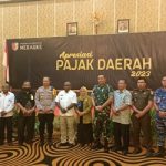 Bupati Merauke, Romanus Mbaraka sedang foto bersama Muspida usai kegiatan Apresiasi Pajak 2023 yang berlangsung di Swiss belhotel – Surya Papua/Frans Kobun
