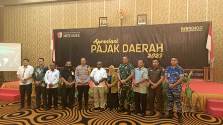 Bupati Merauke, Romanus Mbaraka sedang foto bersama Muspida usai kegiatan Apresiasi Pajak 2023 yang berlangsung di Swiss belhotel – Surya Papua/Frans Kobun